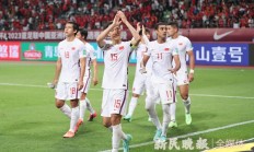 国足要赢得克服高温，球迷想看得克服时差